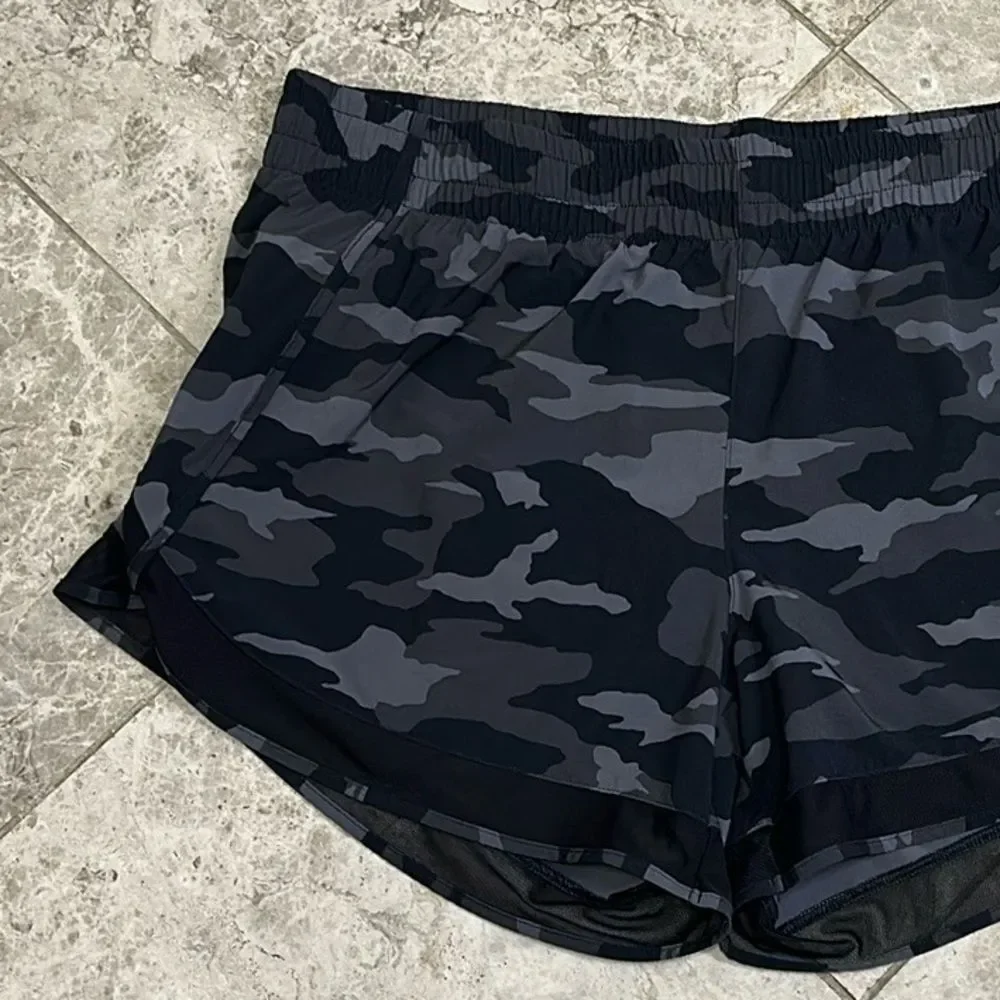 Athleta Racer Run Mid Rise Short 4” Black Camo Size Large
